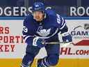 Nick Robertson des Maple Leafs de Toronto patine contre les Flames de Calgary lors d'un match de la LNH au Scotiabank Arena le 13 avril 2021 à Toronto.