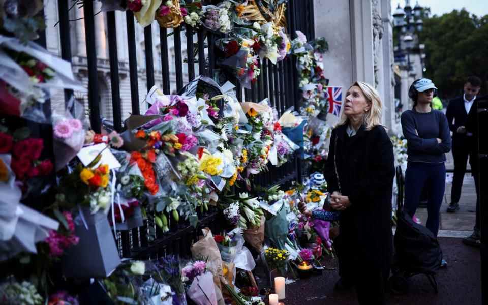 Comment signer le livre royal de condoléances ou déposer des fleurs pour la reine Elizabeth II - REUTERS/Henry Nicholls