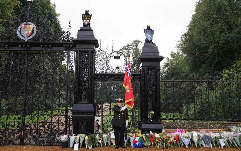 John Houston, de la Merchant Navy Association, rend hommage au Sandringham Estate à Norfolk – Joe Giddens / PA Wire