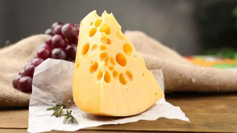 Pourquoi le fromage suisse a-t-il des trous ?  – LifeSavvy