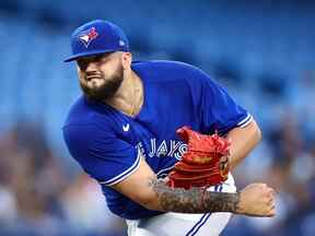 Alek Manoah des Blue Jays de Toronto livre un lancer lors de la première manche lors du deuxième match d'un programme double contre les Rays de Tampa Bay au Rogers Centre le 13 septembre 2022 à Toronto.