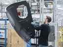 Un travailleur inspecte la porte d'un hélicoptère dans une usine de fabrication de Bell Helicopter Textron Canada à Mirabel, Québec, Canada, le jeudi 24 mars 2022. Au cours des 35 dernières années, Bell a produit plus de 5 600 avions commerciaux, dont 1 000 sont sur le marché canadien.  Photographe : Graham Hughes/Bloomberg ORG XMIT : 775793527