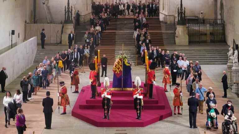 Des milliers de personnes font la queue toute la nuit pour rendre hommage à Queen’s en état