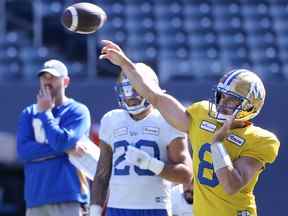 Le quart-arrière Zach Collaros s'élance lors de l'entraînement des Blue Bombers de Winnipeg le mardi 13 septembre 2022.