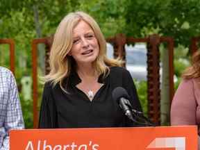 La chef du NPD de l'Alberta, Rachel Notley, s'oppose aux changements positifs apportés au programme scolaire albertain en lecture et en mathématiques pour nos plus jeunes élèves, soutient David Staples