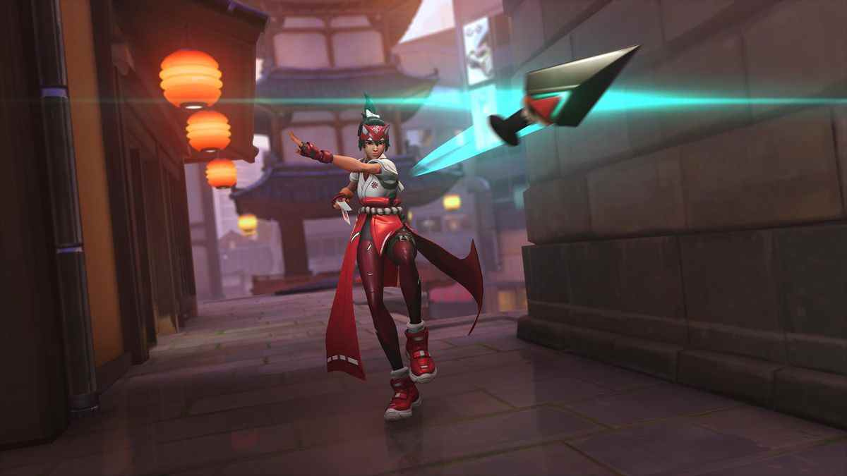 Kiriko, sur la carte de Kanezaka, lance un kunai vers la caméra dans une capture d'écran d'Overwatch 2