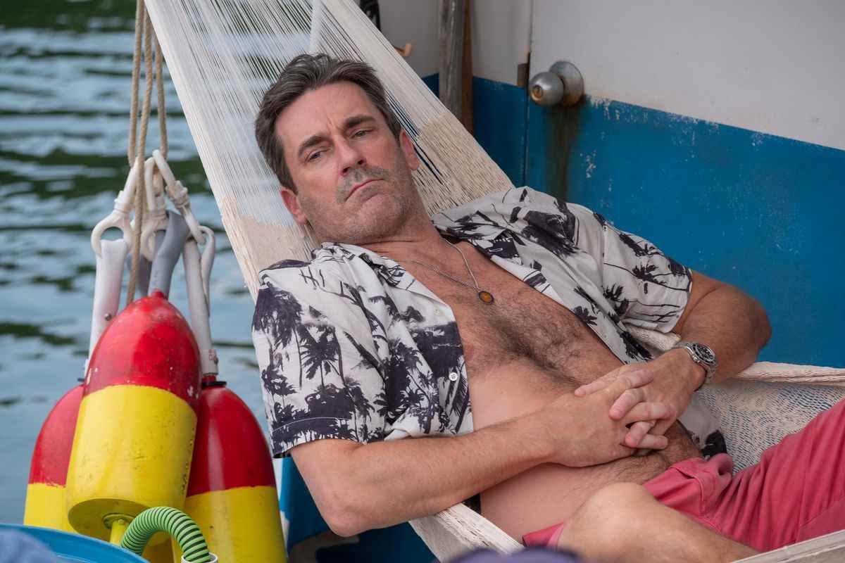 Jon Hamm dans le rôle de Fletch se prélasse torse nu dans un hamac dans Confess, Fletch