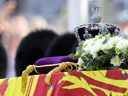 Une couronne est photographiée lors de la procession du cercueil de la reine Elizabeth de Grande-Bretagne du palais de Buckingham aux chambres du Parlement pour son mensonge en état, à Londres, en Grande-Bretagne, le 14 septembre 2022. 