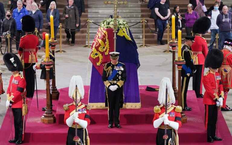 Dévotion au devoir du roi et du pays à la veillée pour la reine Elizabeth