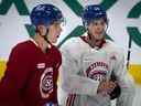 Les meilleurs choix au repêchage des Canadiens de Montréal Juraj Slafkovsky, à gauche, et Filip Mesár, tous deux de Slovaquie, prennent une pause après des exercices de patinage au Complexe sportif Bell à Brossard, au Québec, lors de la première journée de leur camp d'évaluation le lundi 11 juillet 2022. Slafkovsky a préparé Mesár pour un but contre Buffalo lors du premier match du Défi des espoirs 2002 à Buffalo le jeudi 15 septembre 2022.