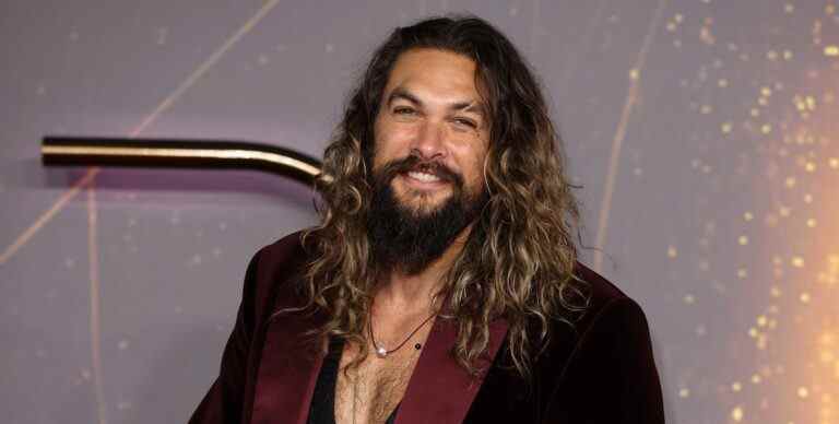 Jason Momoa d'Aquaman dévoile un tatouage de tête géant après s'être rasé les cheveux

