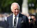 Le roi Charles de Grande-Bretagne regarde devant le palais de Buckingham, après le décès de la reine Elizabeth de Grande-Bretagne, à Londres, en Grande-Bretagne, le 9 septembre 2022. REUTERS/Toby Melville