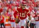 Patrick Mahomes # 15 des Chiefs de Kansas City se bouscule au cours du deuxième quart contre les commandants de Washington au Arrowhead Stadium le 20 août 2022 à Kansas City, Missouri.