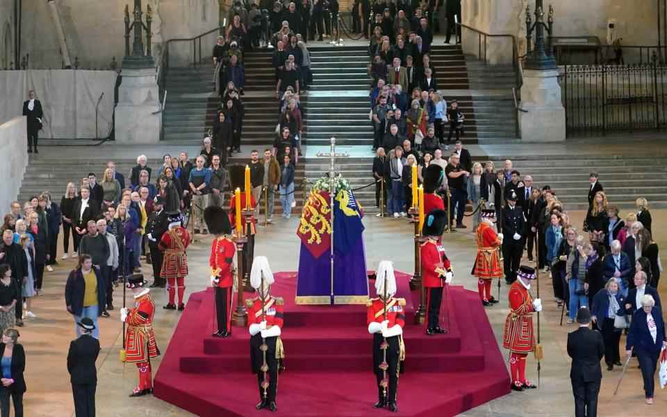 Des membres du public défilent devant le cercueil de la reine Elizabeth II, drapé de l'étendard royal - Yui Mok/PA Wire