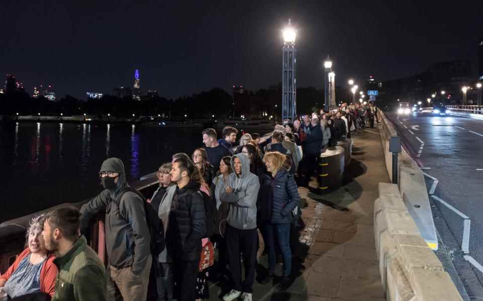 Lambeth Bridge est la dernière étape de la file d'attente - Wiktor Szymanowicz/Anadolu Agency