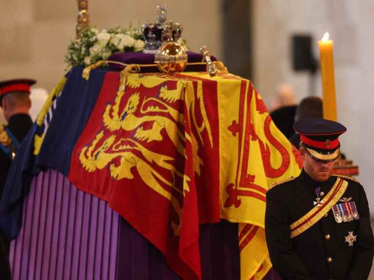 Les 8 petits-enfants de la reine tiennent une veillée silencieuse à côté de son cercueil