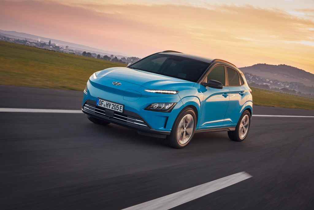 hyundai kona électrique sur une piste d'essai au coucher du soleil