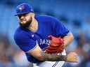 Alek Manoah des Blue Jays de Toronto livre un lancer lors de la première manche lors du deuxième match d'un programme double contre les Rays de Tampa Bay au Rogers Centre le 13 septembre 2022 à Toronto.