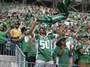 Un fan des Roughriders de la Saskatchewan applaudit lors de la Classique de la fête du Travail contre les Blue Bombers de Winnipeg au Mosaic Stadium le 4 septembre 2022 à Regina.