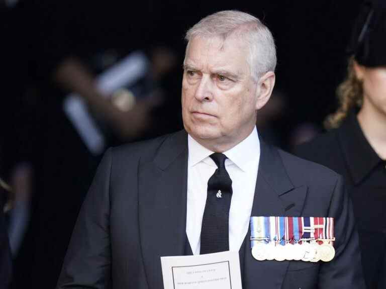 Le prince Andrew rend hommage à « maman, mère et majesté »