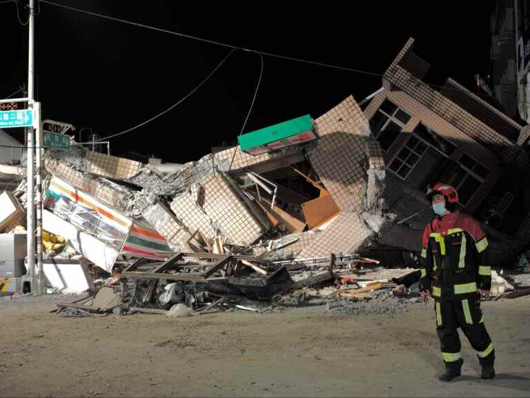 Un puissant tremblement de terre à Taïwan piége les gens et fait dérailler un train