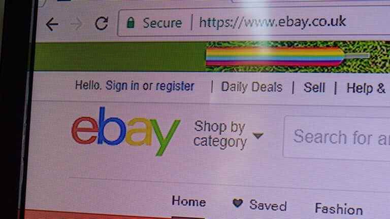 eBay supprime les bracelets donnés à ceux qui font la queue pour voir le cercueil de la reine