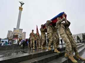 Des soldats ukrainiens portent un cercueil avec le corps de Roman Kosenko, surnommé Yashka, et un participant actif à la révolution Maidan de 2014, décédé lors de combats avec les troupes russes à Izyum, dans l'est de l'Ukraine, lors d'une cérémonie funéraire sur la place de l'Indépendance à Kyiv le 29 septembre 2014. 18, 2022.