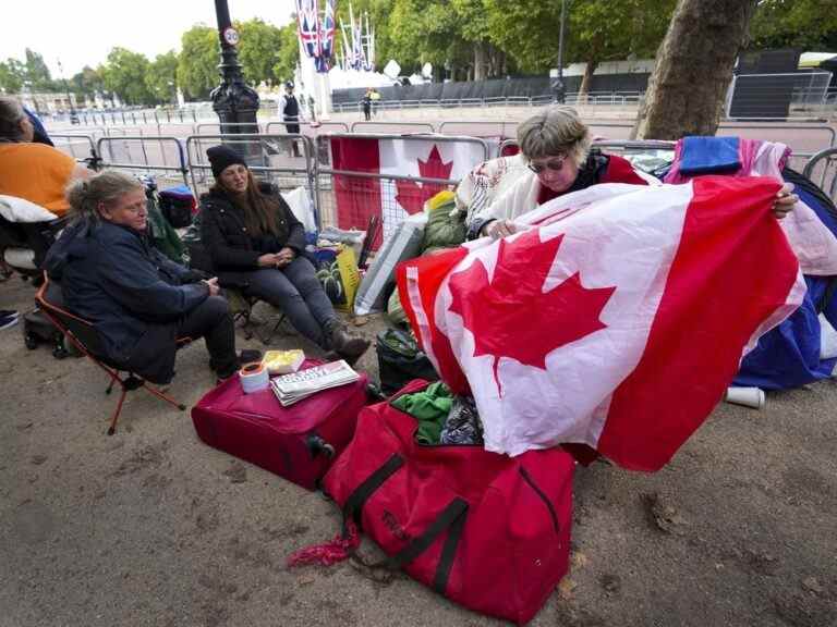 Dans les maisons et les rassemblements, les Canadiens regardent les funérailles de la reine Elizabeth