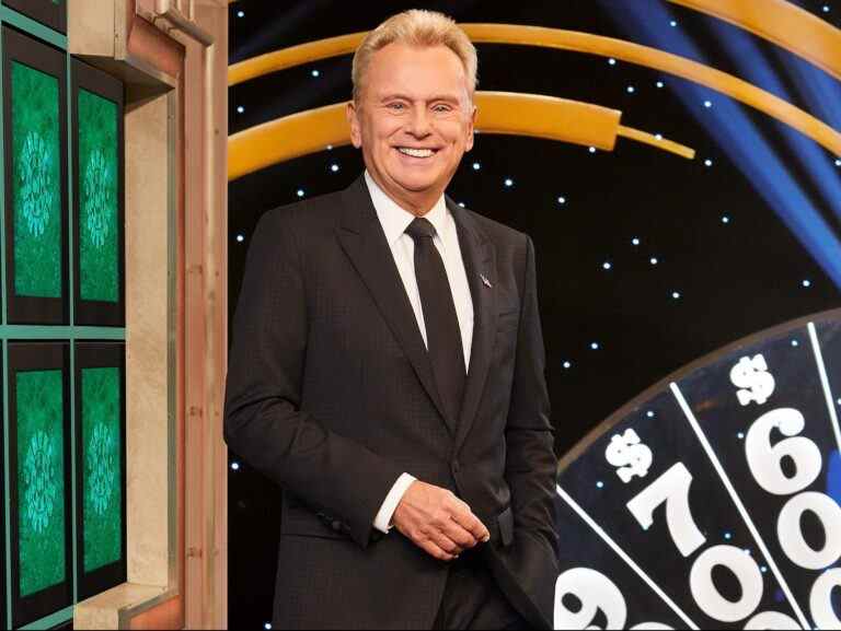 Pat Sajak, animateur de « Wheel of Fortune », a critiqué la photo de Marjorie Taylor Greene : « HANGS WITH NAZIS »