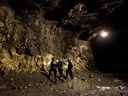 Des gens regardent un affleurement de gisements de cuivre et de nickel à la mine Podolsky dans le bassin de Sudbury, à Sudbury, en Ontario.