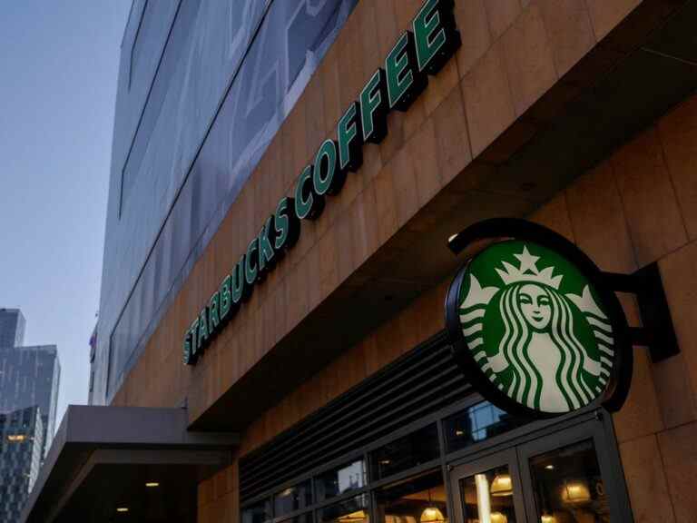 Starbucks exhorté par les fonds de pension de New York à ordonner un audit des droits des travailleurs