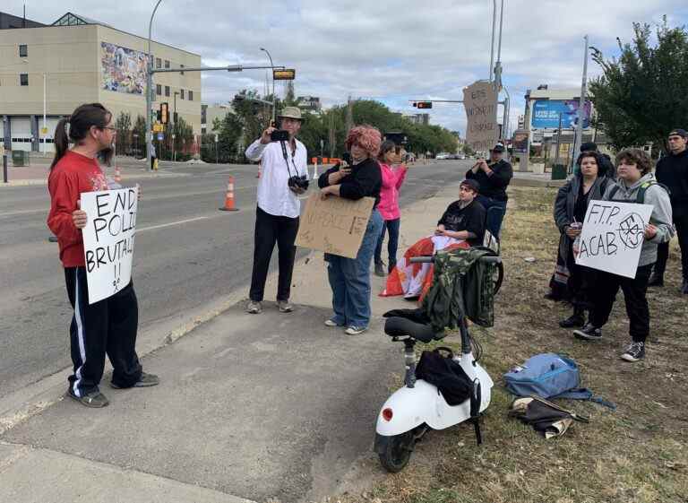 Des manifestants d’Edmonton exigent que les flics publient une vidéo d’un officier bousculant une femme