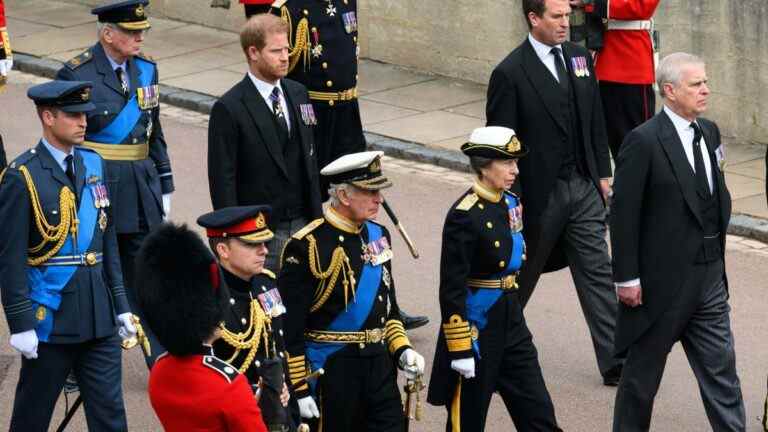 La famille royale observe la semaine de deuil de la reine après des funérailles émouvantes