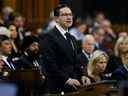 Le chef du Parti conservateur du Canada, Pierre Poilievre, prononce une allocution sur le décès de la reine Elizabeth de Grande-Bretagne à la Chambre des communes sur la Colline du Parlement à Ottawa, Ontario, Canada le 15 septembre 2022. REUTERS/Blair Gable