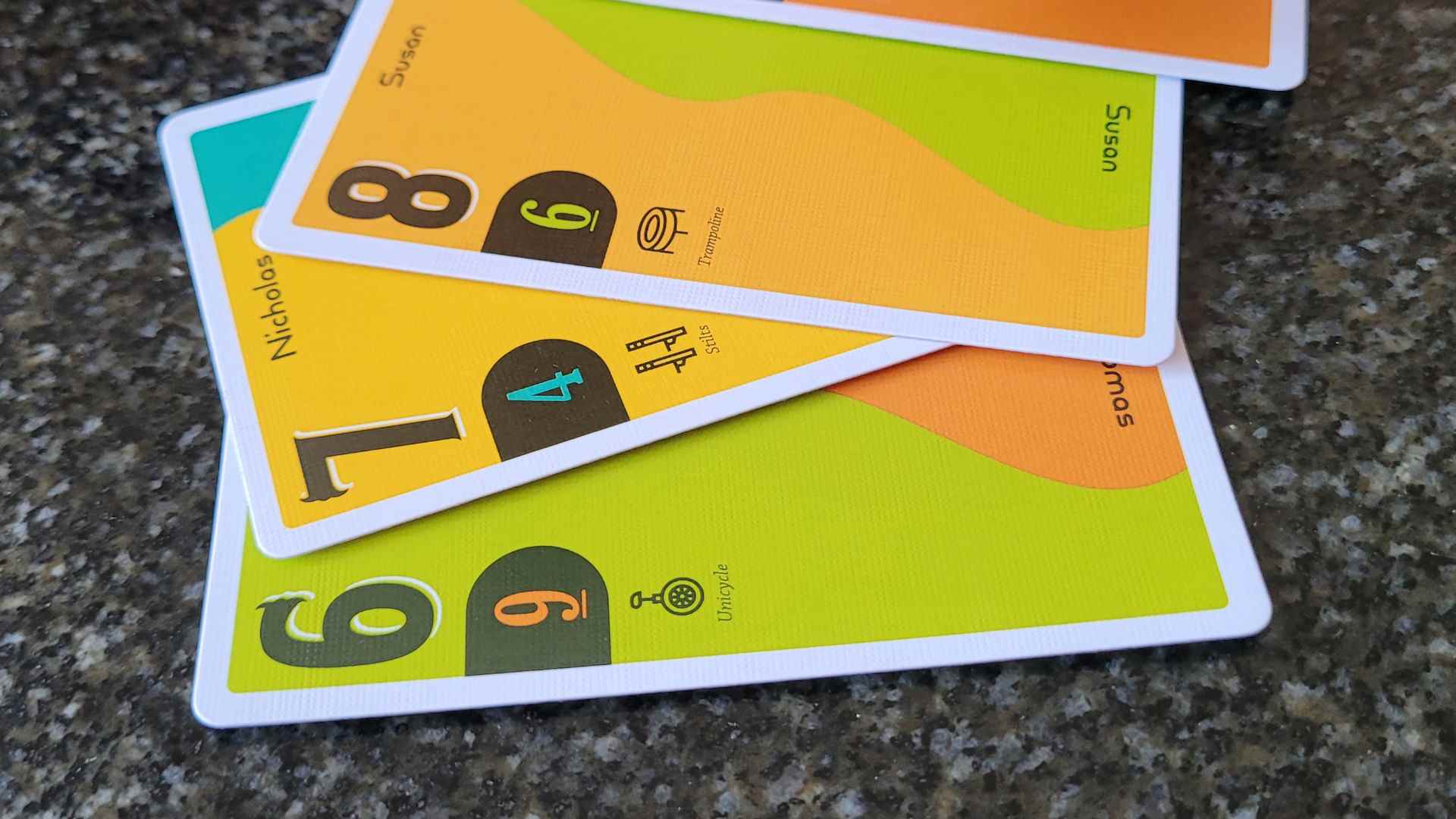 Cartes scoutes disposées en ligne