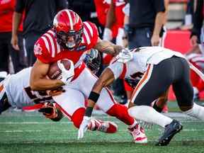 Le receveur des Stampeders de Calgary Reggie Begelton avec une réception devant le secondeur des Lions de la Colombie-Britannique Boseko Lokombo au stade McMahon de Calgary le samedi 17 septembre 2022.