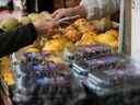 Les gens font leurs courses dans un marché alimentaire en plein air à Manhattan, à New York.