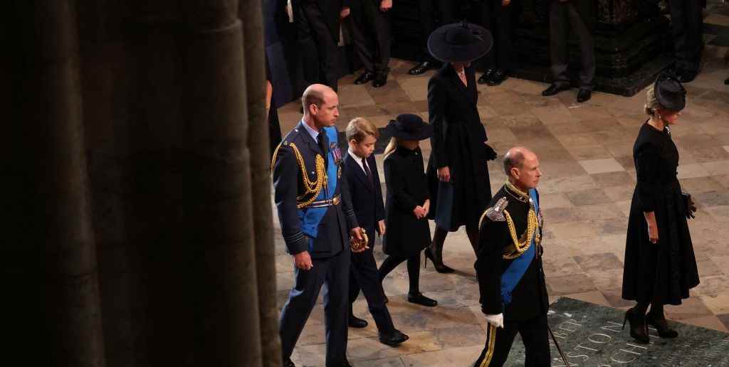 Le prince George et la princesse Charlotte rejoignent leurs parents pour marcher derrière le cercueil lors des funérailles de Queen

