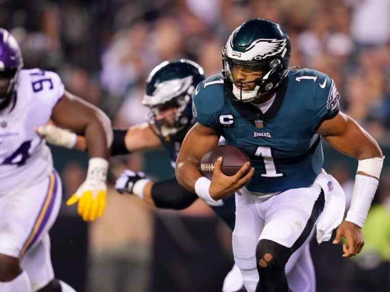 Jalen Hurts comptabilise 3 touchés alors que les Eagles battent les Vikings