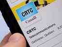 Une personne navigue sur la page des médias sociaux du Conseil de la radiodiffusion et des télécommunications canadiennes (CRTC) sur un téléphone cellulaire à Ottawa le lundi 17 mai 2021. 