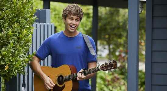 Theo Poulos de Home and Away se bat pour Kirby Aramoana dans des scènes romantiques