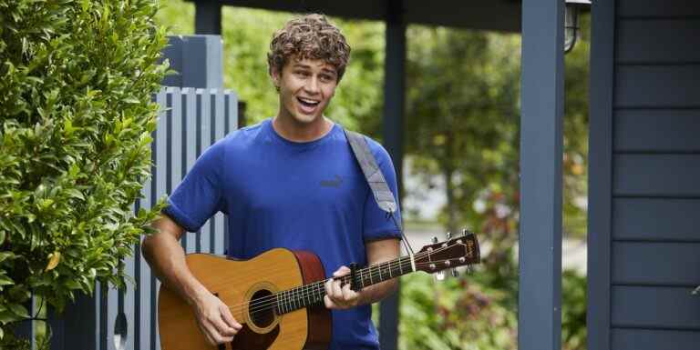 Theo Poulos de Home and Away se bat pour Kirby Aramoana dans des scènes romantiques

