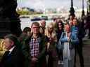 Les gens font la queue pour rendre hommage à la reine Elizabeth de Grande-Bretagne, après sa mort, à Londres, en Grande-Bretagne, le 15 septembre.