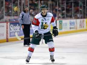 Un jeune MacKenzie Weegar patrouille la ligne bleue des Mooseheads de Halifax de la LHJMQ.