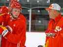 L'espoir des Flames de Calgary Jack Beck (à gauche) est photographié lors du camp annuel de développement des espoirs au 7 Chiefs Sportsplex sur la nation Tsuut'ina le 12 juillet 2022.