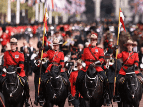 Ce sont des membres de la GRC qui ont ouvert la voie lors du cortège funèbre de la reine lundi.  La reine Elizabeth II était commissaire en chef de la GRC, et la police lui a souvent offert les chevaux qu'elle utilisait dans ses fonctions officielles, dont quatre sont représentés ici.