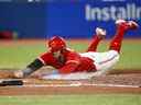 George Springer des Blue Jays de Toronto marque sur un simple du bâton de Bo Bichette en quatrième manche contre les Rays de Tampa Bay.