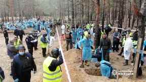 Le personnel médico-légal travaille sur un site d'inhumation de masse près de la ville d'Izium, en Ukraine, dans cette capture d'écran obtenue à partir d'une vidéo publiée le 20 septembre 2022. (Police nationale d'Ukraine/via REUTERS)