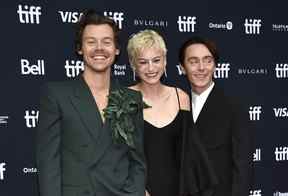 Harry Styles, de gauche à droite, Emma Corrin et David Dawson assistent à la première de 