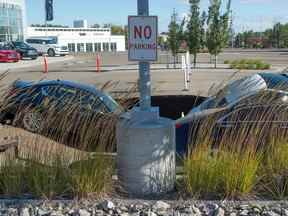 Quatre voitures garées devant Infinity South Edmonton sont tombées dans un gouffre qui s'est formé le mardi 20 septembre 2022. Personne du concessionnaire n'a voulu parler des dommages causés aux voitures garées dans les places de stationnement des visiteurs.